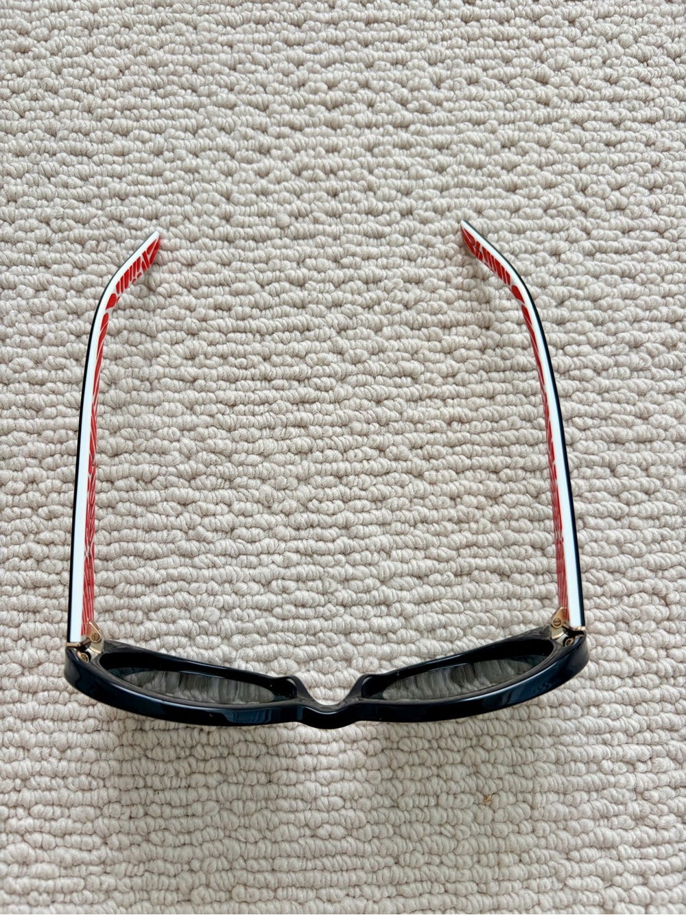 kate spade Black Polarized Sunglasses with Red Design and Green Case - Picture 9 of 11